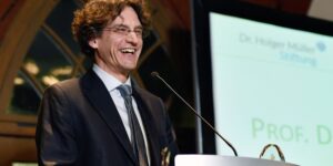 Freiburger Humangenetiker Prof. Carsten Bergmann erhält Dr. Holger Müller Preis 2017