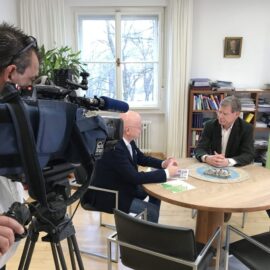 Unser Vorstand Prof. Dr. Christoph Klein spricht mit Prof. Erich Lejeune über die Kindermedizin